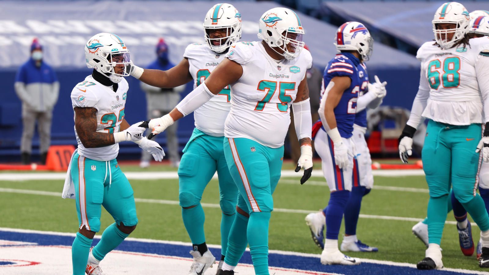 
                <strong>Miami Dolphins: Offense</strong><br>
                Um sich möglichst schnell ein klares Bild von Tua Tagovailoa zu verschaffen, braucht der junge Quarterback weitere Waffen. Mit Devante Parker und Will Fuller stehen Miami zwei gute Waffen bereits zur Verfügung, ein flinker Slot-Receiver würde der Offense dennoch gut tun. Auch die Offensive Line hat noch Lücken - egal, ob in der Interior Line oder auf den Tackle-Positionen. Die Running Backs Myles Gaskin und Salvon Ahmed zeigten 2020 gute Ansätze, Gerüchte um einen Running Back in der ersten Runde halten sich dennoch hartnäckig.
              