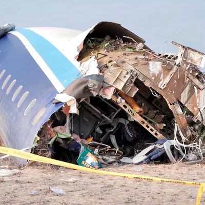 Passagierflugzeug stürzt in Kasachstan ab