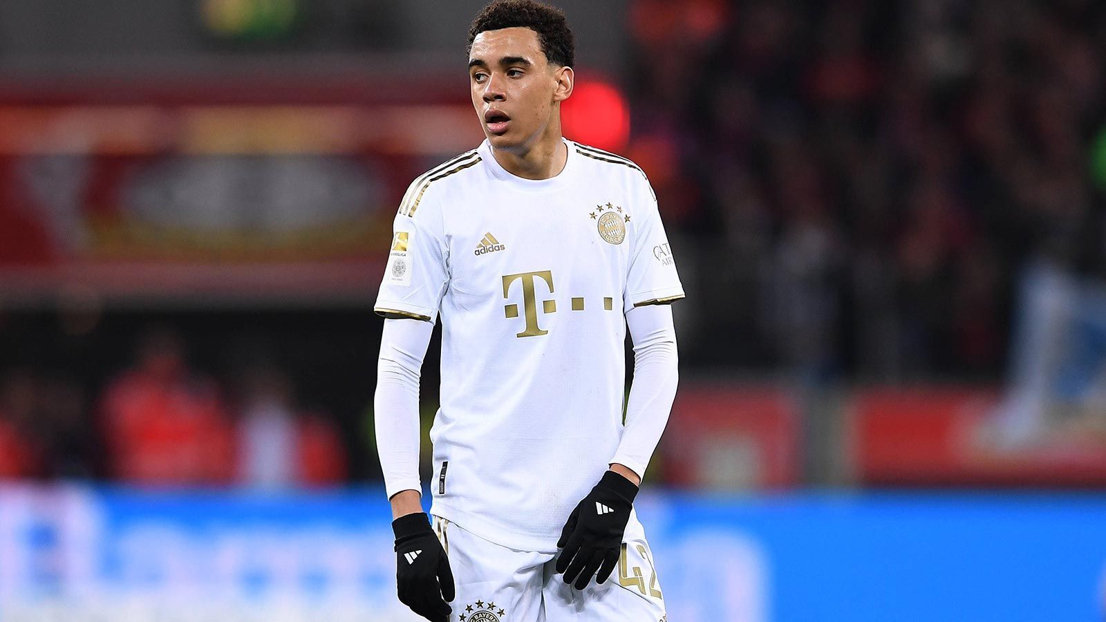 
                <strong>Jamal Musiala (FC Bayern München)</strong><br>
                Zwar steht Jamal Musiala inzwischen wieder auf dem Trainingsplatz, doch ob es für den Kracher gegen Borussia Dortmund reicht, ist noch vollkommen offen. Der Offensivmann absolvierte einige individuelle Einheiten, fehlte aber bei den Übungseinheiten der Mannschaft.
              