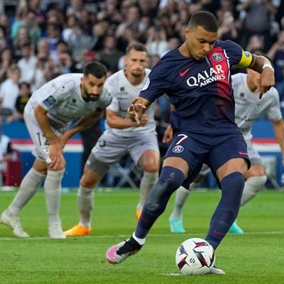 Kylian Mbappé  von Paris Saint-Germain schießt einen Elfmeter.