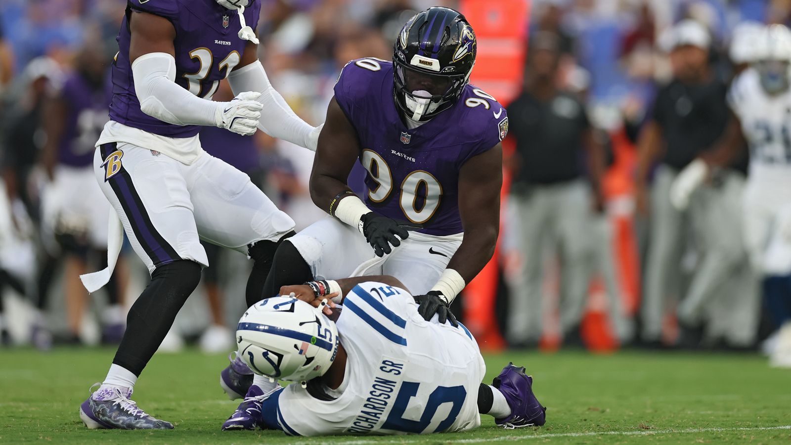 <strong>Anthony Richardson (Indianapolis Colts)</strong><br>Bei der 16:24-Pleite in der Preseason gegen die Ravens hat sich Colts-Star Anthony Richardson bei einem Sack von David Ojabo den kleinen Finger seiner Wurfhand ausgerenkt. "Mein Finger war in eine andere Richtung gerichtet", sagte Richardson, der damit schon im ersten Viertel wieder vom Feld musste. Die ist ein herber Rückschlag für Richardson im teaminternen Duell um den Job als Starting Quarterback mit Veteran Daniel Jones.