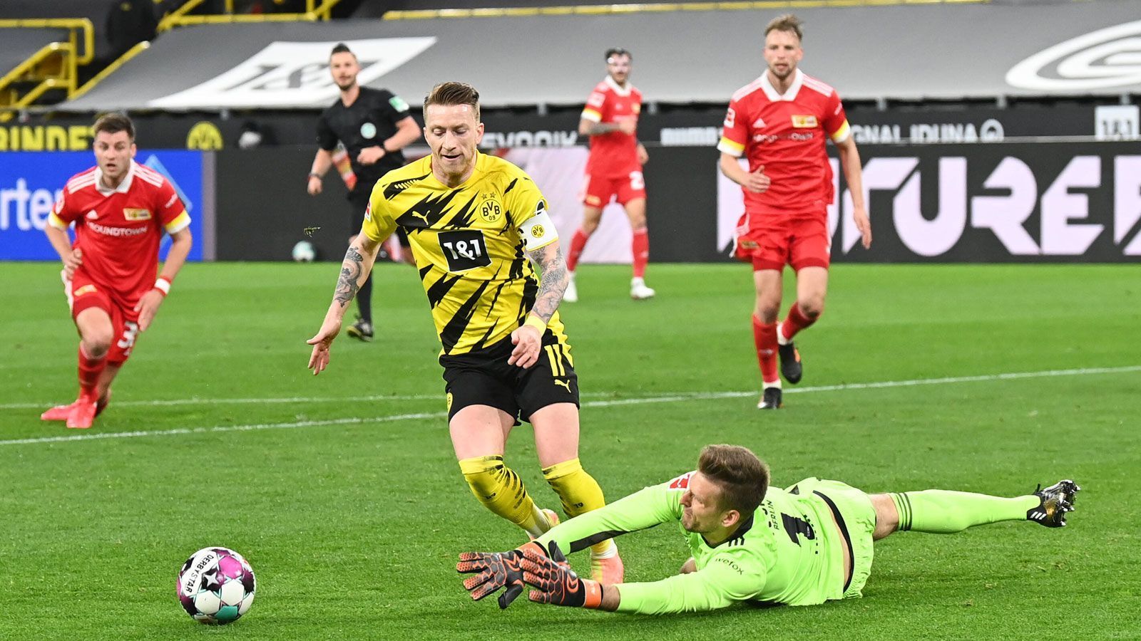 
                <strong>Marco Reus</strong><br>
                Der Kapitän ist viel unterwegs, auf der Halbposition im Mittelfeld aufgeboten holt sich Reus die Bälle tief, gibt im Pressing aber teilweise eine zweite Spitze. Scheitert nach zehn Minuten mit der ersten dicken Möglichkeit und steht dann im Fokus, als er nach einer knappen halben Stunde einen fragwürdigen Elfmeter herausholt, dessen zweiten Nachschuss er über die Linie drückt. Wichtigster Initiator zahlreicher Dortmunder Großchancen in Hälfte zwei. ran-Note: 2
              