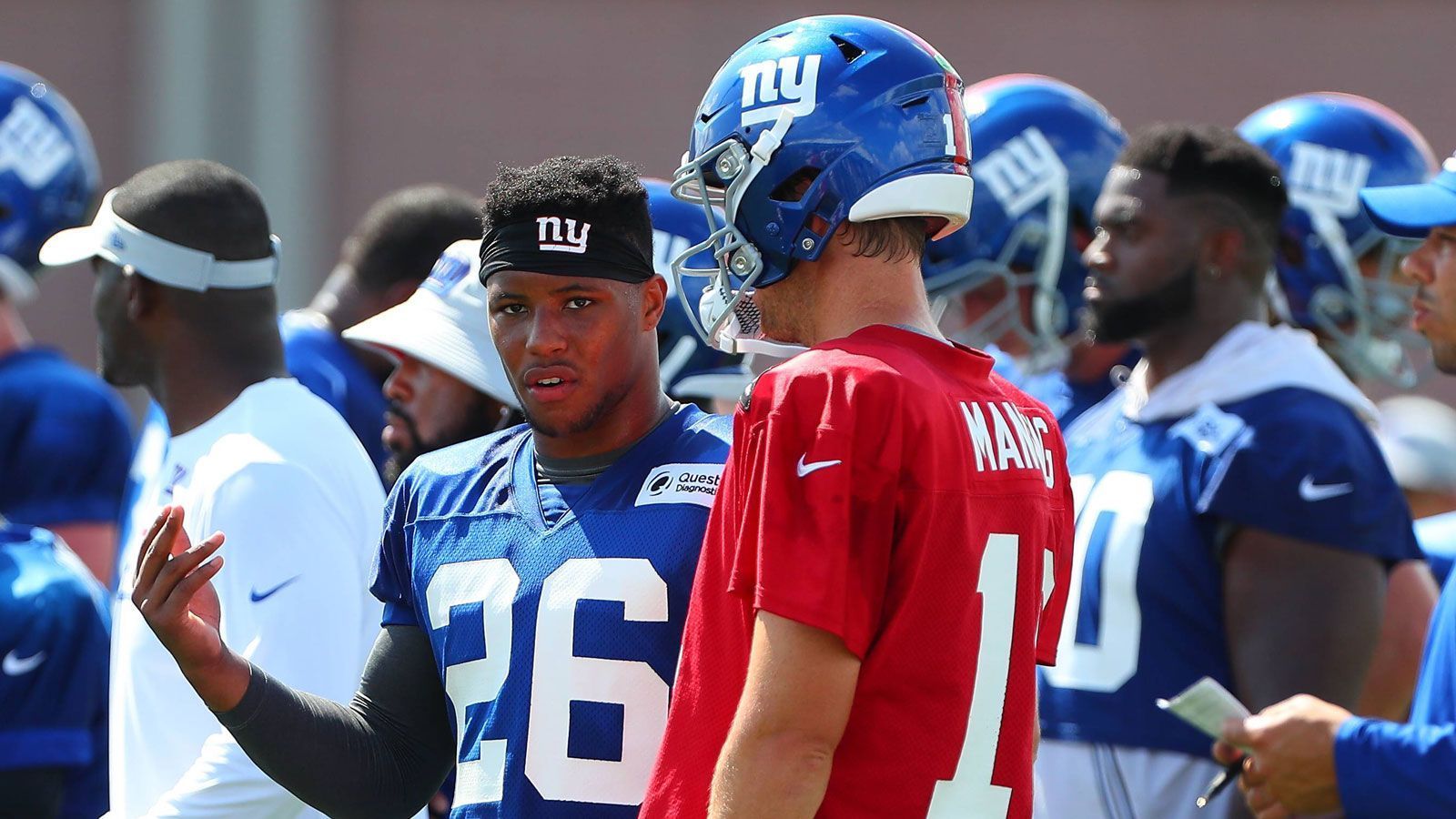 
                <strong>Saquon Barkley</strong><br>
                Dass Saquon Barkley eine Menge Fragen stellt, bekam nicht nur Eli Manning beim Trainingscamp der New York Giants zu spüren. Schon Penn-State-Quarterback Christian Hackenberg musste dem Running Back einige Fragen beantworten und gab ihm deshalb den Spitznamen "26 Questions" - "26 Fragen". Die 26 steht dabei für seine Rückennummer, denn Barkley trug sie schon am College bei Penn State. Jetzt hat er neben seiner Glückszahl auch seinen Spitznamen mit in die NFL gebracht.
              