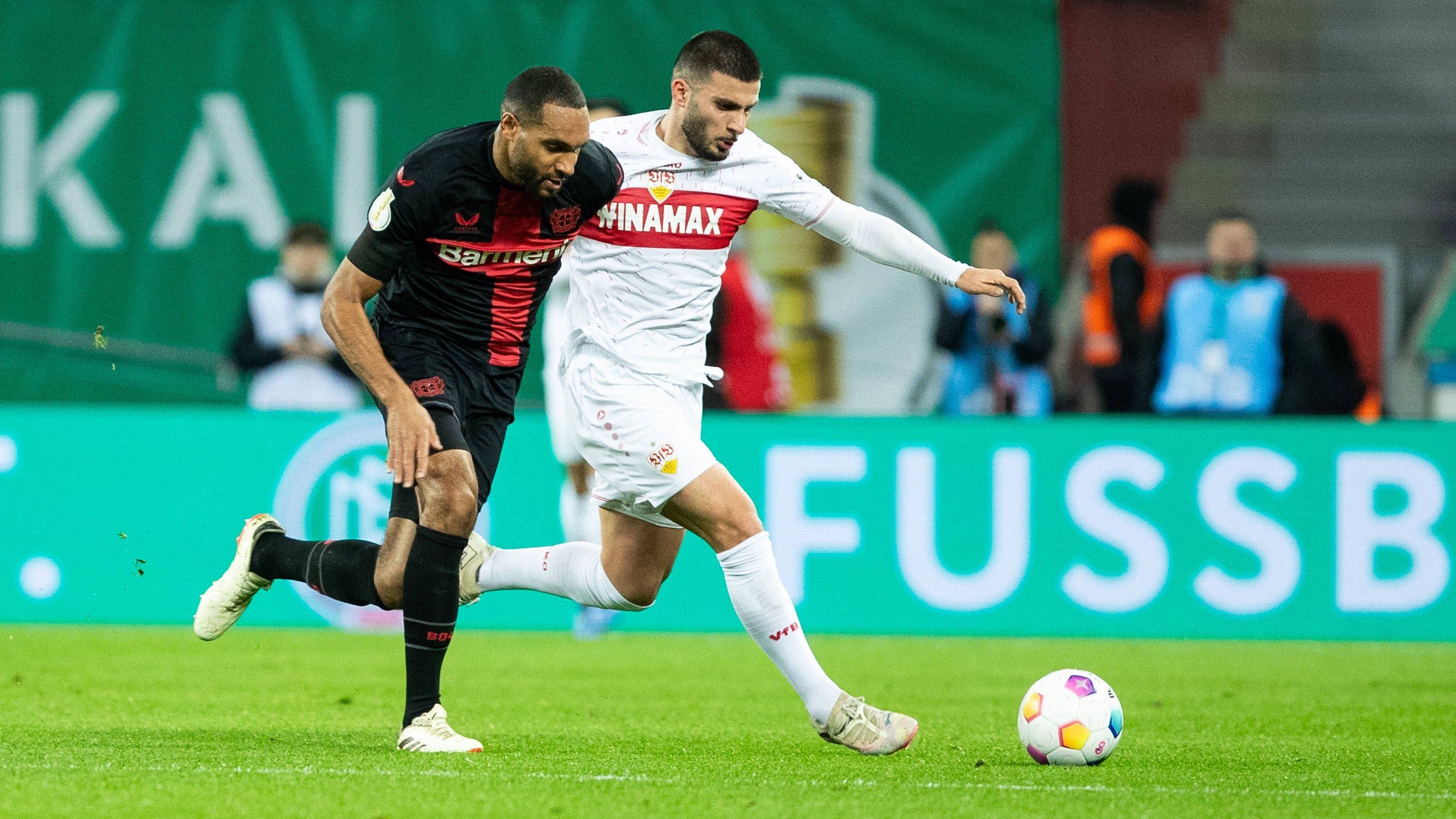 <strong>Jonathan Tah</strong><br>Hat wie seine Nebenleute alle Hände voll zu tun mit den hoch anlaufenden Stuttgartern. Im Aufbauspiel unauffällig, aber ohne nennenswerte Fehler oder Wackler. Souverän in den Zweikämpfen, strahlt viel Ruhe aus. Starker hoher Ball auf Adli, der knapp über das Tor köpft. Kurz darauf mit dem Siegtreffer nach Ecke, als er vorne drin bleibt und die Hereingabe von Wirtz mustergültig im Kasten unterbringt (90.).<strong><em> ran</em>-Note: 2</strong>