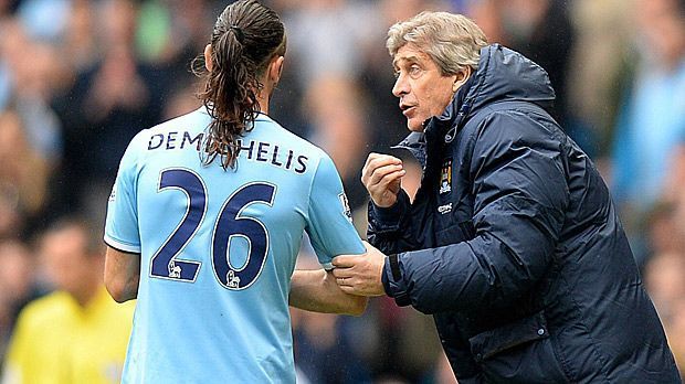 
                <strong>Martin Demichelis und Manuel Pellegrini</strong><br>
                Martin Demichelis und Manuel Pellegrini: In Argentinien, Spanien und England laufen sich der Vize-Weltmeister (li.) und der chilenische Coach über den Weg - und das wohl nicht zufällig. Als Trainer von River Plate verliert Pellegrini den Abwehrspieler 2003 nach nur einem gemeinsamen Jahr an den FC Bayern München. Anfang 2011 folgt Demichelis seinem alten Bekannten zum FC Malaga. Vor der Saison 2013/2014 wechselt Pellegrini zu Manchester City und nimmt "Micho" gleich mit. Gleich ihr erstes Jahr in der Premier League endet mit der Meisterschaft. Auch Ersatz-Keeper Willy Caballero, der 2014 zu City kommt, arbeitet schon in Malaga unter Pellegrini.
              