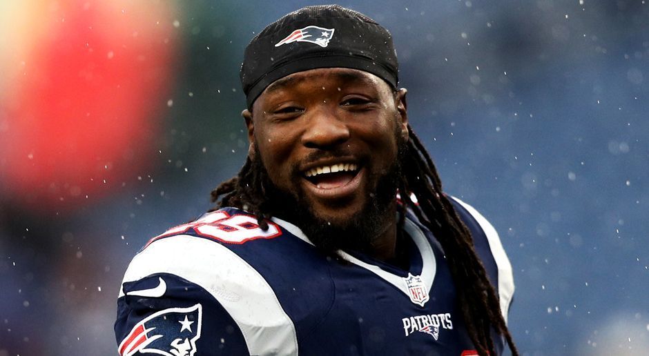 
                <strong>LeGarrette Blount zu den Philadelphia Eagles</strong><br>
                Der stärkste Running Back ist vom Free-Agent-Markt! Die Philadelphia Eagles haben LeGarrette Blount unter Vertrag genommen. Der 30-Jährige war im vergangenen Jahr ein wichtiger Bestandteil der New England Patriots auf dem Weg zum Super-Bowl-Erfolg. Beide Seiten haben sich auf einen Ein-Jahres-Vertrag geeinigt. Laut NFL-Insider Ian Rapoport soll Blount in Philadelphia für die nächste Saison bis zu 2,8 Millionen Dollar einnehmen.
              