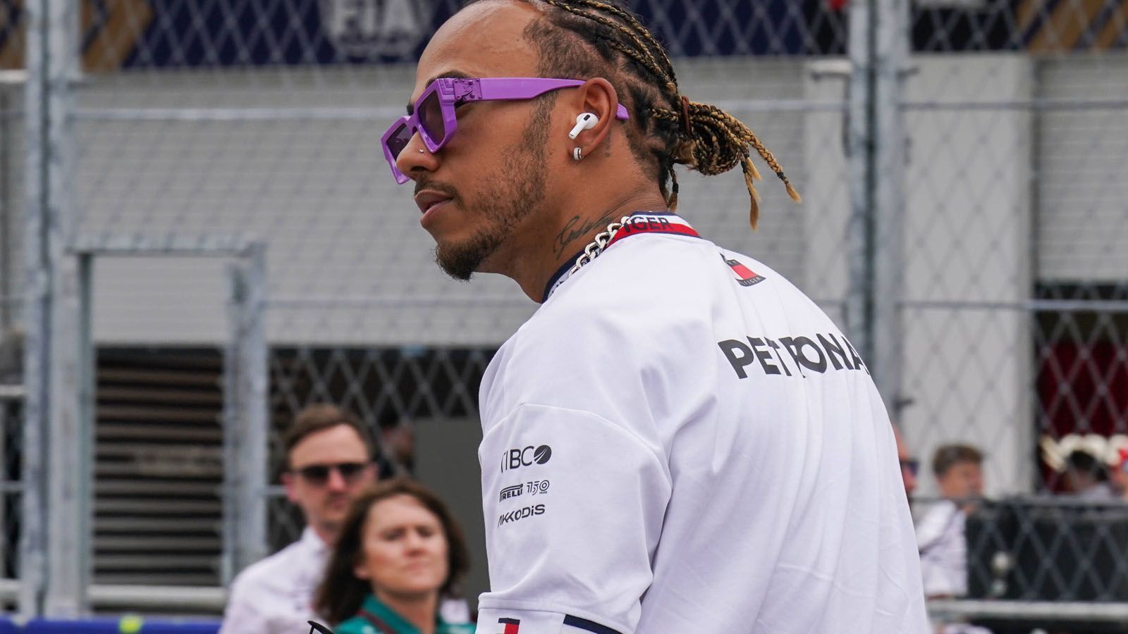 
                <strong>25.000 Euro für ein Nasenpiercing</strong><br>
                Verrückte Formel-1-Strafe in Singapur: Mercedes ist mit einer Geldstrafe in Höhe von 25.000 Euro belegt worden. Der Grund: Lewis Hamilton trug im Training im Cockpit Schmuck, genauer gesagt sein Nasenpiercing. Das Tragen von Schmuck im Auto ist allerdings verboten, Hamilton hatte aber ein medizinisches Attest, dass er das Piercing aufgrund von Problemen wie einer Infektion wieder tragen soll. Allerdings hatte Mercedes in einem Formular den Nasenstecker nicht vermerkt. Offenbar, weil der Rennstall nicht wusste, dass Hamilton das Piercing wieder trägt.
              