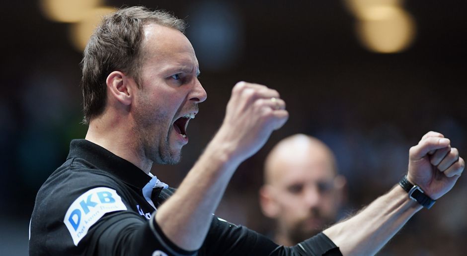 
                <strong>DHB-Kader</strong><br>
                Am 13. Januar startet in Frankreich für das deutsche Handball-Team das Projekt "WM-Titel". Die "Bad Boys" treffen in der Vorrunden-Gruppe C zuerst auf Ungarn. Für Coach Dagur Sigurdsson ist es gleichzeitig der Beginn seiner Abschieds-Tour: Nach der Weltmeisterschaft ist für den 43-Jährigen beim DHB Schluss. Vorher will Sigurdsson mit seiner Mannschaft aber nochmal angreifen. Insgesamt 16 Spieler darf ein Kader haben, 15 "Bad Boys" stehen bereits fest. Ein Platz ist noch offen. ran.de gibt einen Überblick.
              