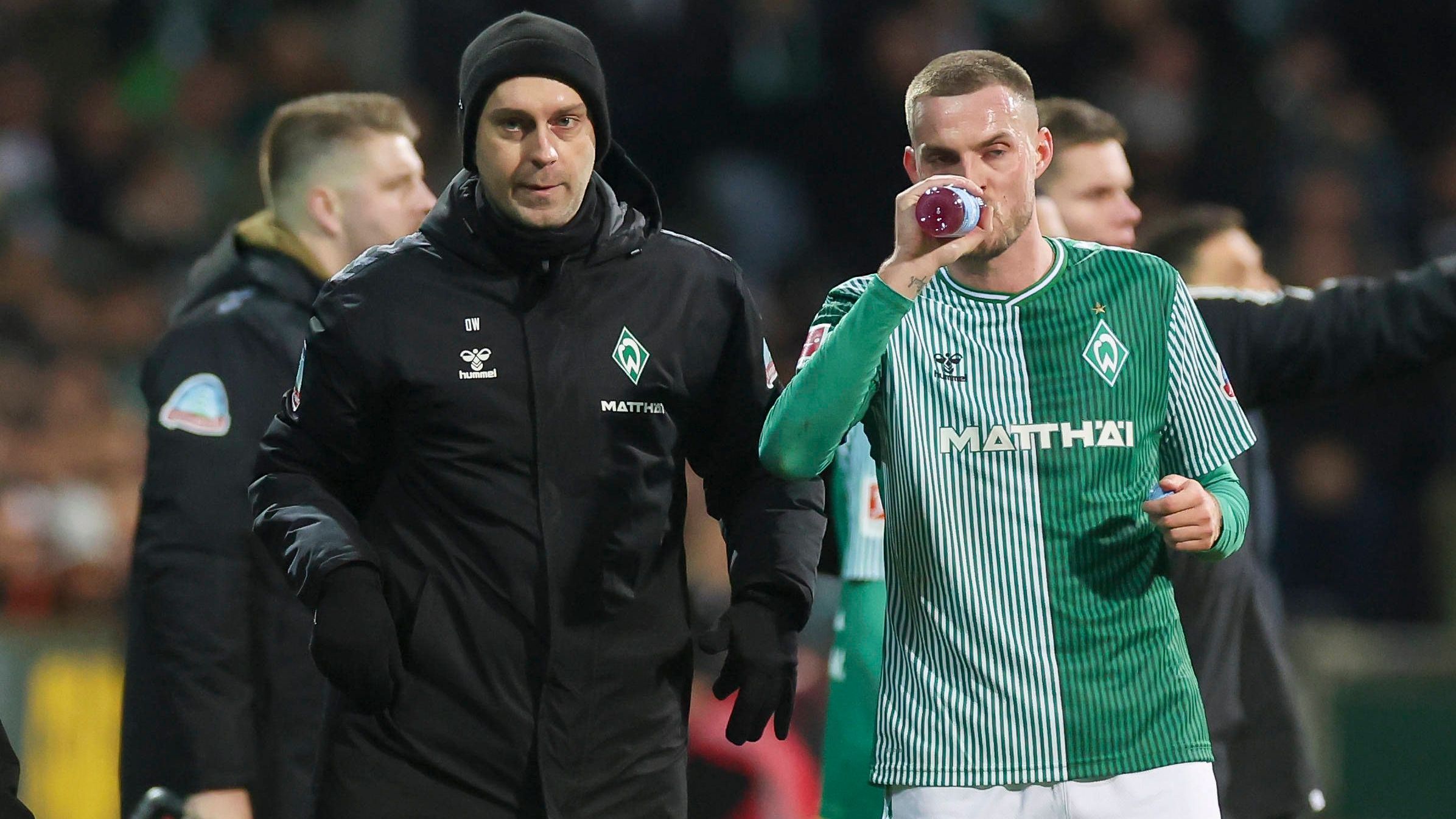 <strong>SV Werder Bremen</strong><br>Mit Ersatzkeeper Dudu und Nicolai Rapp sollen laut "Bild" zwei Spieler ohne große Perspektive im Winter weg. Aber es droht möglicherweise auch der Abgang von Torjäger Marvin Ducksch (re.). Am 29-Jährigen sollen Newcastle und Nottingham interessiert sein. Kommen sollen im Winter Spieler mit hohem Grundtempo, um Geschwindigkeit ins lahmende Offensivspiel zu bekommen.