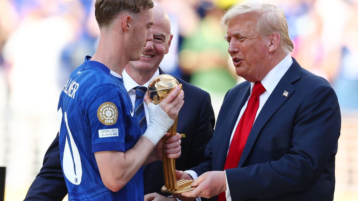 President Donald Trump and FIFA President Gianni Infantino present the award for best player of the tournament to Chelsea s Cole Palmer after Chelsea defeated Paris Saint-Germain 3-0 in the 2025 FI...