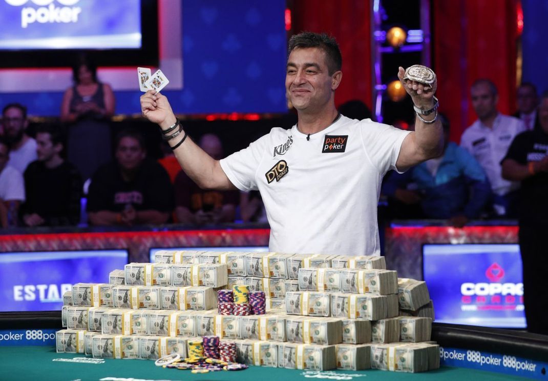 Bei der 50. Ausgabe der "World Series of Poker" (2019) setzte sich der Deutsche Hossein Ensan die Krone als Poker-König auf. Er strich damit umgerechnet rund 8,9 Millionen Euro an Preisgeld ein.