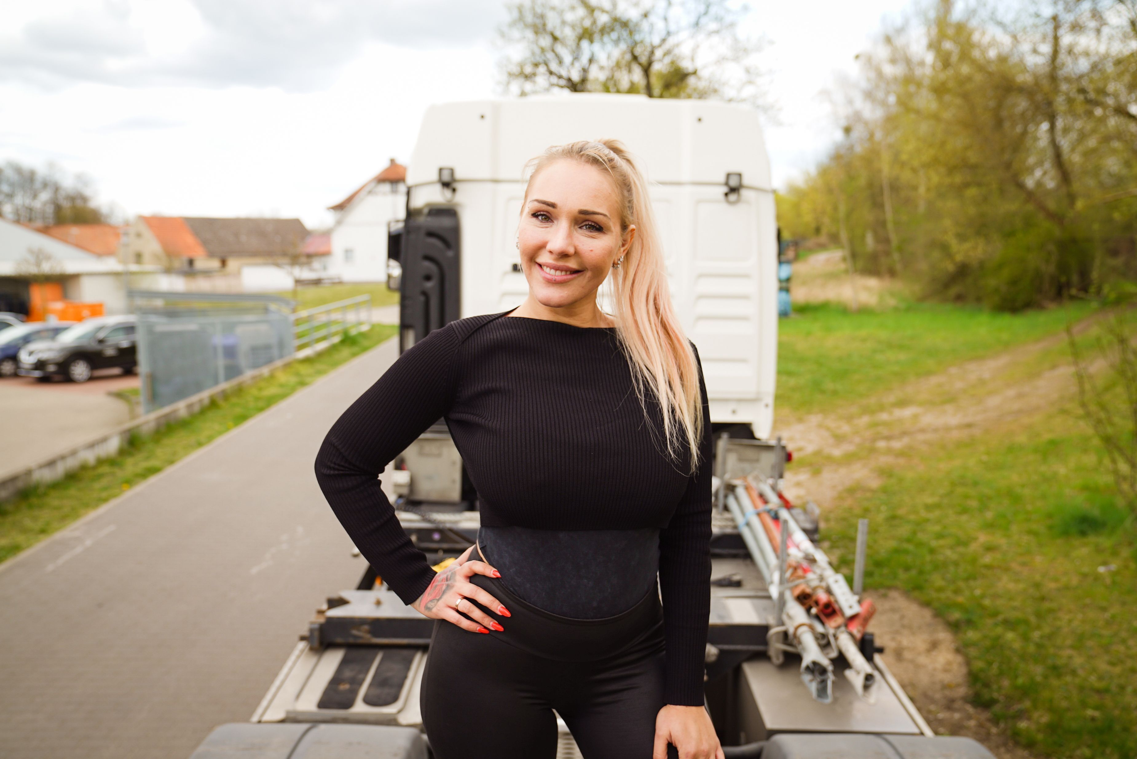 "Trucker Babe" Sabrina posiert auf der Ladefläche eines Trucks. 