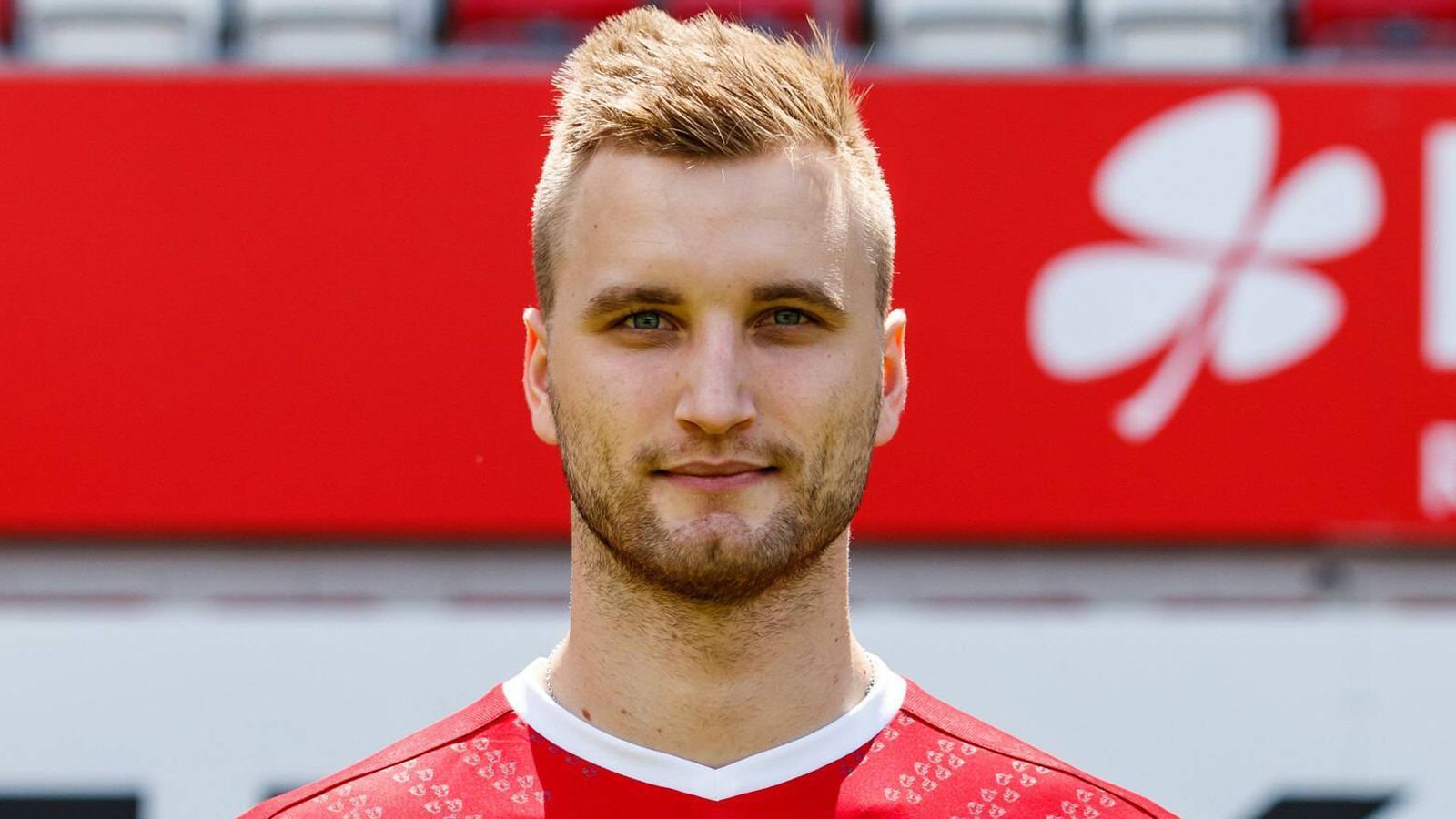 
                <strong>Kacper Przybylko (Philadelphia Union)</strong><br>
                Er absolvierte 114 Spiele in der 2. Bundesliga, war für den 1. FC Köln, Arminia Bielefeld, die SpVgg Greuther Fürth und den 1. FC Kaiserslautern aktiv. 2018 erlebte er mit den "Roten Teufeln" den Abstieg aus der 2. Bundesliga und war danach zunächst vereinslos. Über ein Probetraining empfahl er sich für ein Engagement bei Philadelphia Union. Nachdem er zu Saisonbeginn 2019 vier Spiele wegen eines Zehenbruchs verpasste, konnte sich seine erste MLS-Saison mit 15 Toren und vier Vorlagen in 26 Spielen durchaus sehen lassen.
              