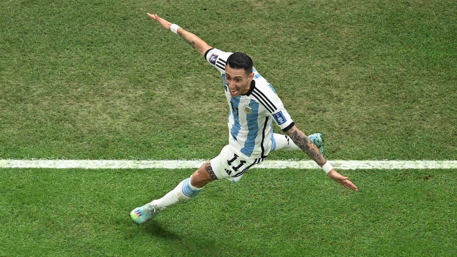 
                <strong>Angel Di Maria</strong><br>
                Zum ersten Mal seit dem letzten Gruppenspiel gegen Polen wieder von Beginn an. Der Move von Nationaltrainer Lionel Scaloni zahlt sich voll aus, di Maria ist ein Aktivposten, wird viel gesucht und bringt sich immer wieder stark ein. Holt den Foulelfmeter zum 1:0 raus und macht das 2:0 nach einem Bilderbuch-Konter selbst. Auch sonst immer gefährlich, bis in der 64. Minute für ihn Schluss ist. Danach macht sich sein Fehlen deutlich bemerkbar. ran-Note: 1
              