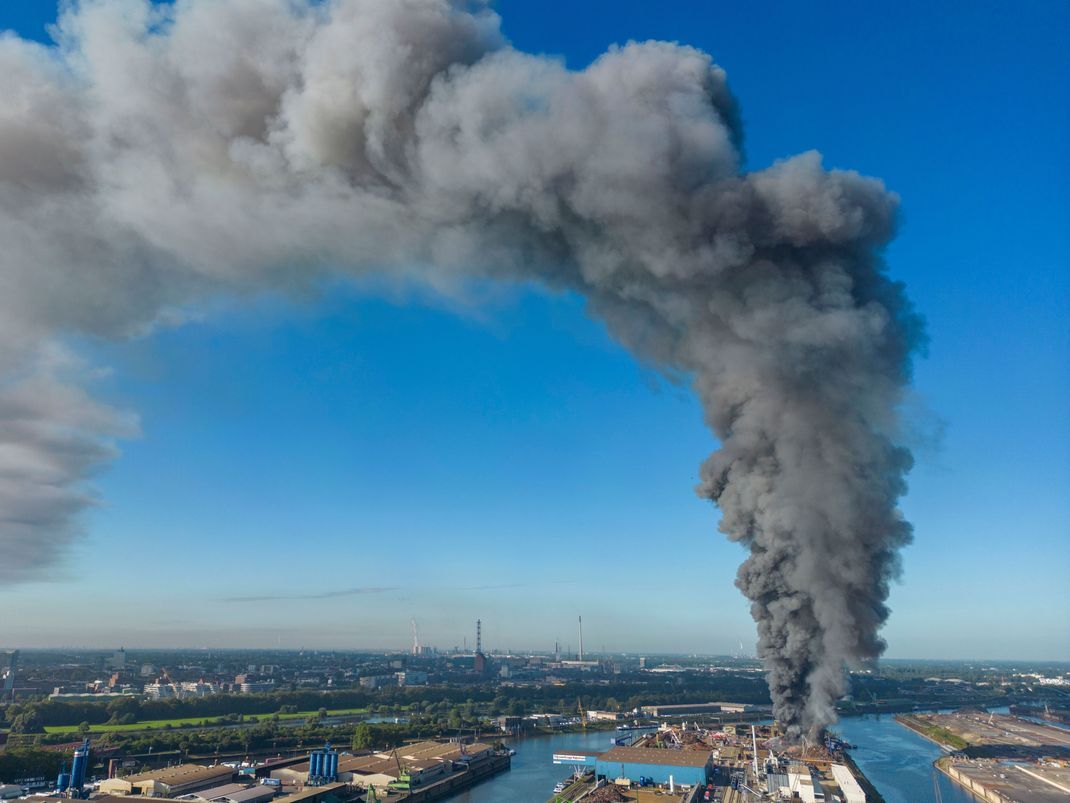 Die Rauchwolke ist weiter über den Duisburger Hafen hinaus zu sehen.