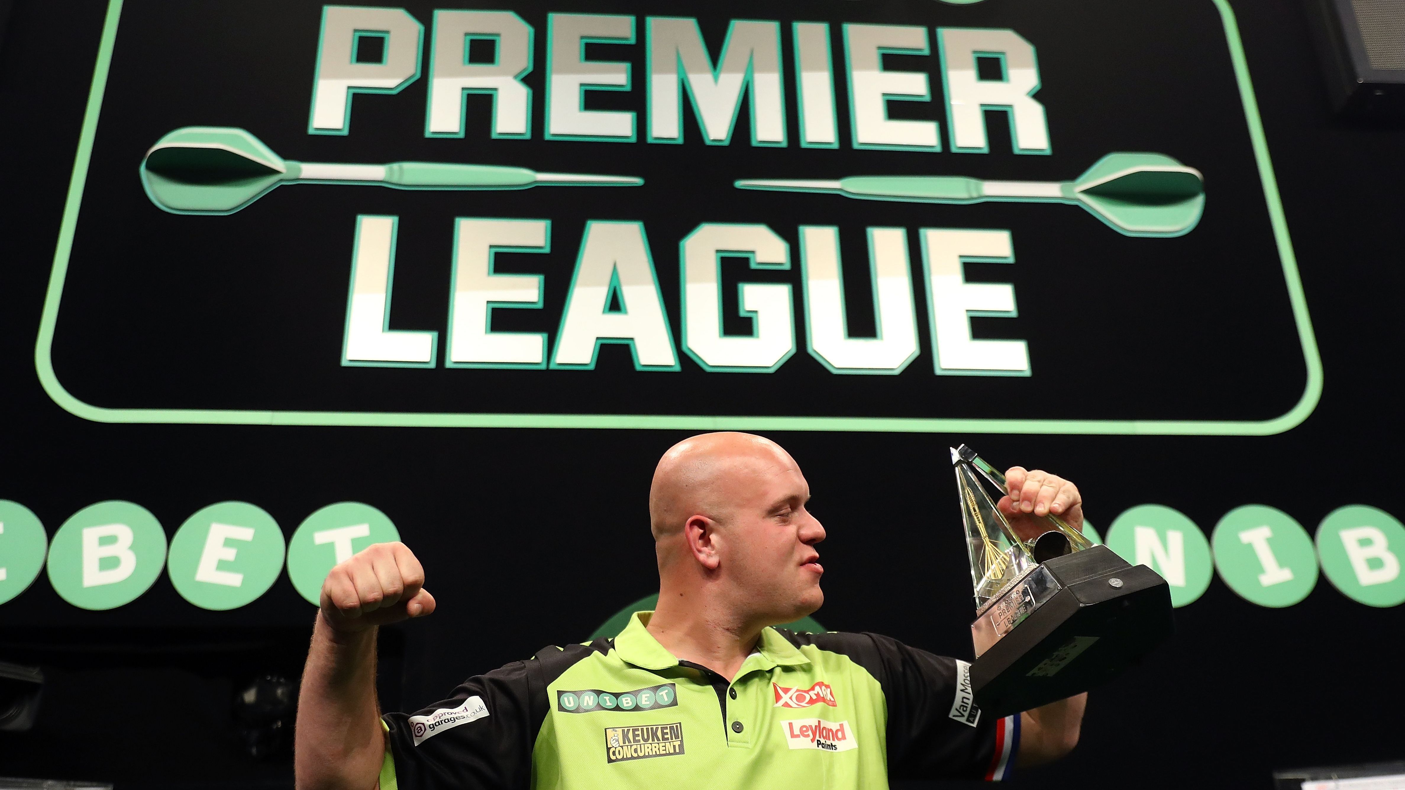 <strong>Die Teilnehmer der Darts Premier League 2024</strong><br>Traditionell werden im Anschluss an das Finale der Weltmeisterschaft von der PDC auch die Teilnehmer für die Premier League 2024 bekannt gegeben. Dabei handelt es sich um ein Einladungsturnier, bei dem die ersten vier der Weltrangliste qualifiziert sind, vier weitere Spieler erhalten Wild Cards. <em><strong>ran</strong></em> zeigt die Teilnehmer in diesem Jahr.