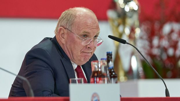 
                <strong>Schnäppchen</strong><br>
                Uli Hoeneß wird es ohne Frage freuen: Das Festgeld-Konto des FC Bayern wird nicht belastet, zumindest nicht wegen der Ablöse. In Zeiten, wo für durchschnittliche Abwehrleute 80 Millionen Euro und für Superstars kaum fassbare 220 Millionen gezahlt werden, ist Goretzka ein waschechtes Schnäppchen und eine Investition in die Zukunft. Denn der 22-Jährige kommt ablösefrei an die Isar.
              