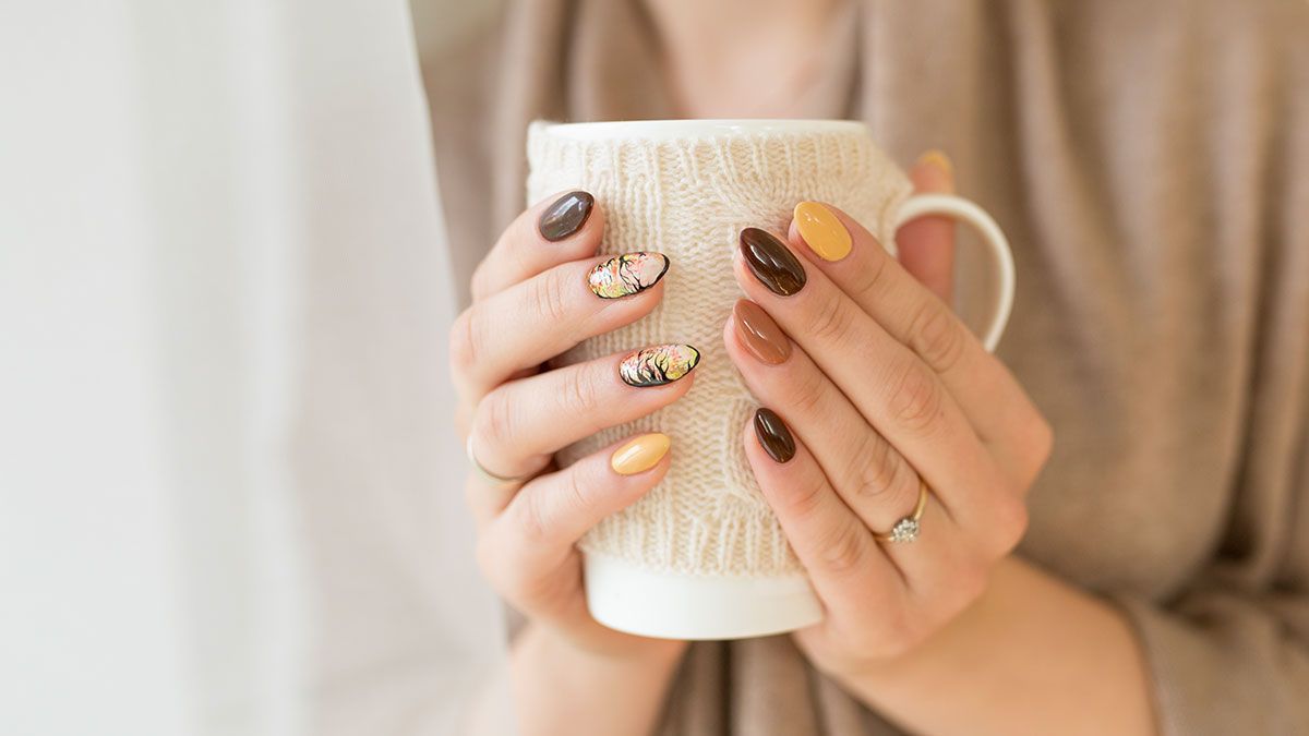 Rainbow Nails, French Nails oder Nägel mit Nailstickern – wir haben die Beauty-Hacks zu den angesagtesten Looks für dich und verraten dir, welches Design am besten zu dir passt.