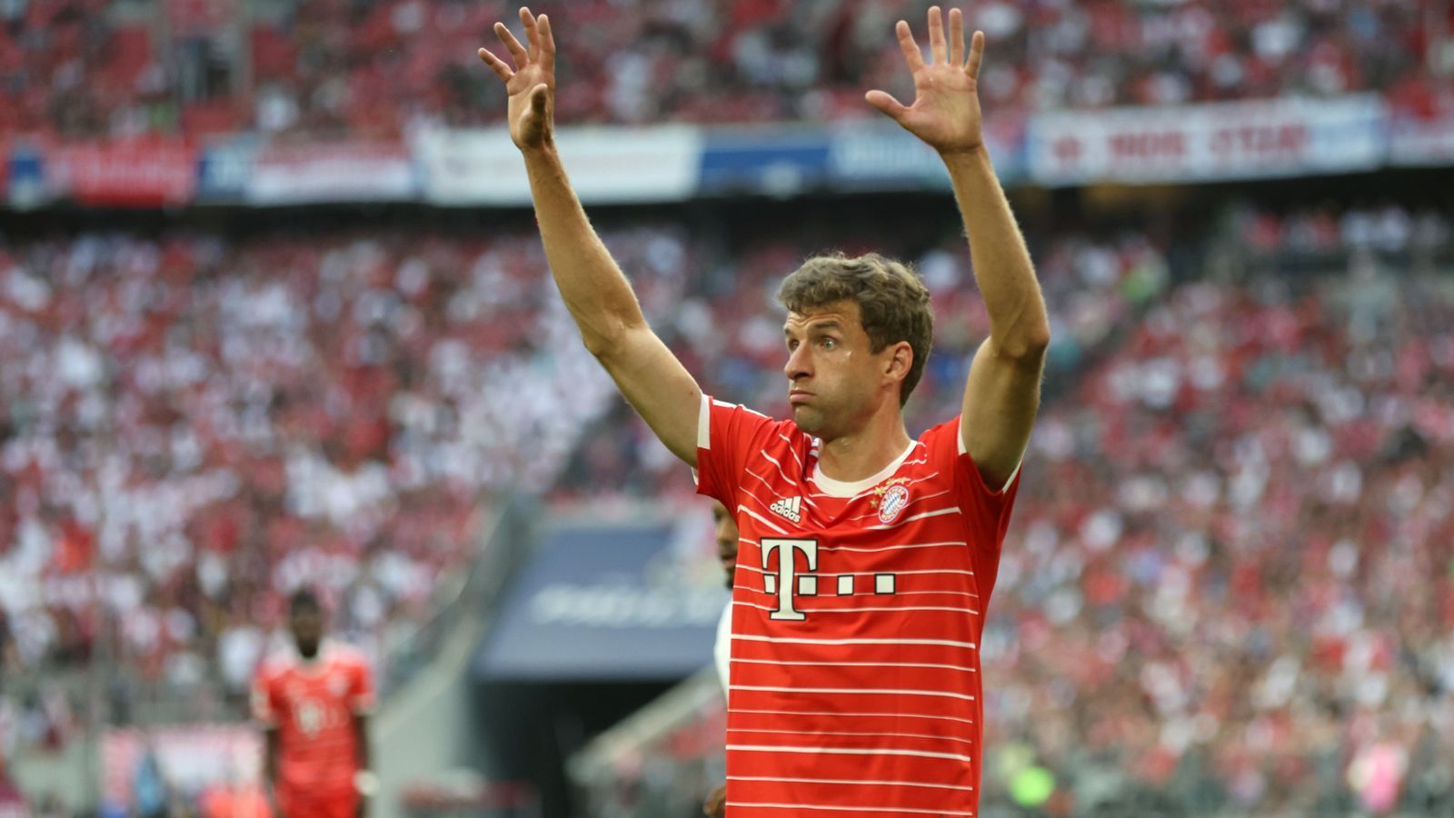 
                <strong>Thomas Müller</strong><br>
                Müller hängt am Anfang ein bisschen in der Luft und hat in der Bayern-Offensive die wenigsten Ballkontakte. Danach wird er aber immer stärker und hat bei den meisten Offensivaktionen die Füße im Spiel. Mit mehreren blitzgescheiten Ideen, die aber nicht zu Treffern führen. ran-Note: 3
              