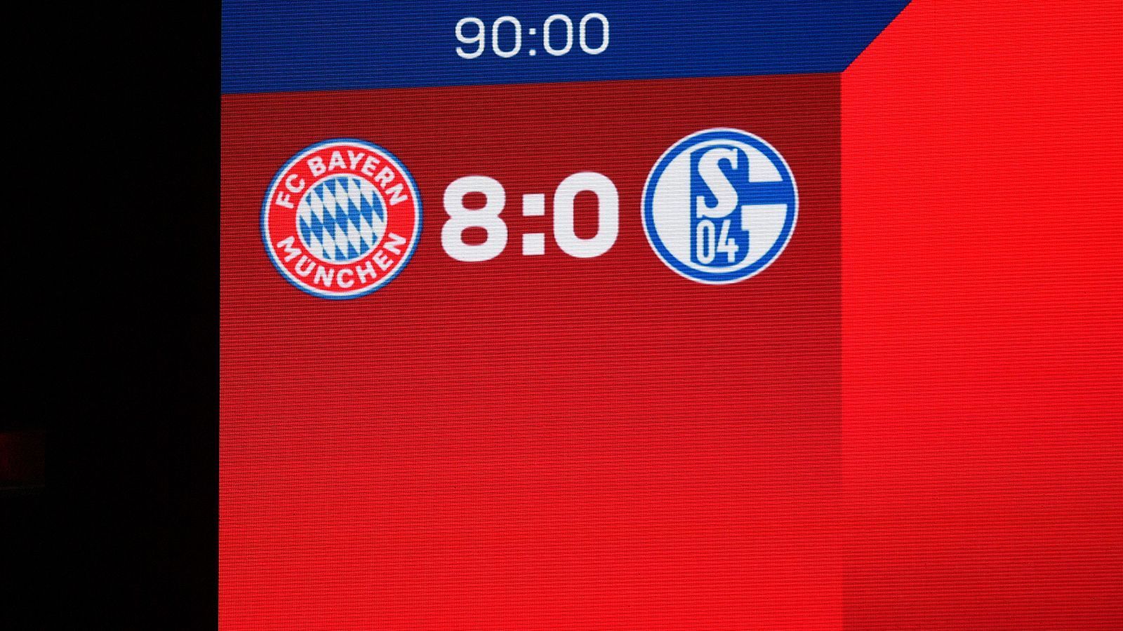 
                <strong>18. September 2020: 0:8-Klatsche beim FC Bayern</strong><br>
                Schon der Saisonstart geht für die Schalker mit Trainer David Wagner völlig in die Hose. 0:8 heißt es nach 90 Minuten beim FC Bayern. Ein desolater Auftritt, der jegliche Aufbruchsstimmung nach 18 Pleiten in Folge zum Abschluss der Vorsaison, wieder im Keim erstickt. Stattdessen gerät gleich wieder Wagner in den Fokus. 
              