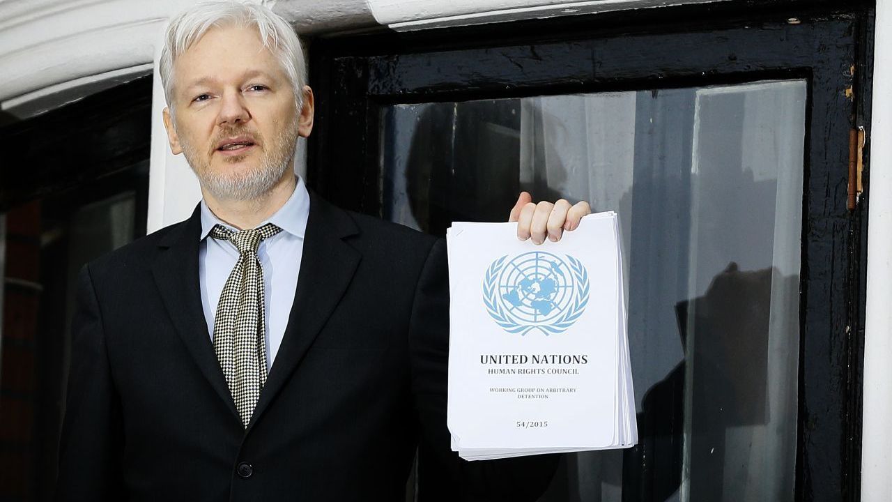 Ein Bericht der UN 2016 stuft die Zeit von Assange in der ecuadorianischen Botschaft als unrechtmäßige Haft ein und fordert die Freilassung des WikiLeaks-Gründers.