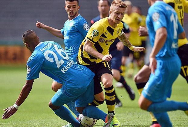 
                <strong>Erster Härtetest</strong><br>
                "Marco hat alles wieder drauf. Er trainiert seit zwei Wochen und ist fit. Wir werden sehen, wie lange es geht. Wir gehen kein Risiko ein", sagte Jürgen Klopp. Und er darf sich bestätigt fühlen - sein Schützling wirft sich mitten ins Getümmel und geht keinem Zweikampf aus dem Weg.
              