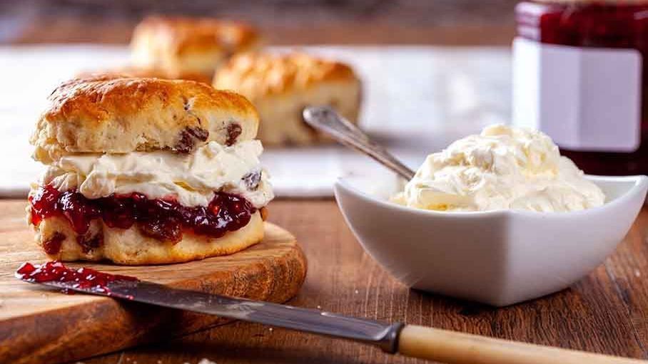 Typisch britisch: Scones with Strawberry Jam and Clotted Cream.