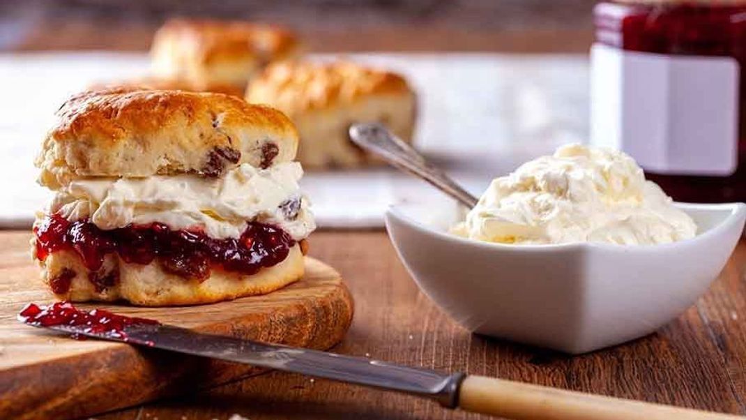 Typisch britisch: Scones with Strawberry Jam and Clotted Cream.