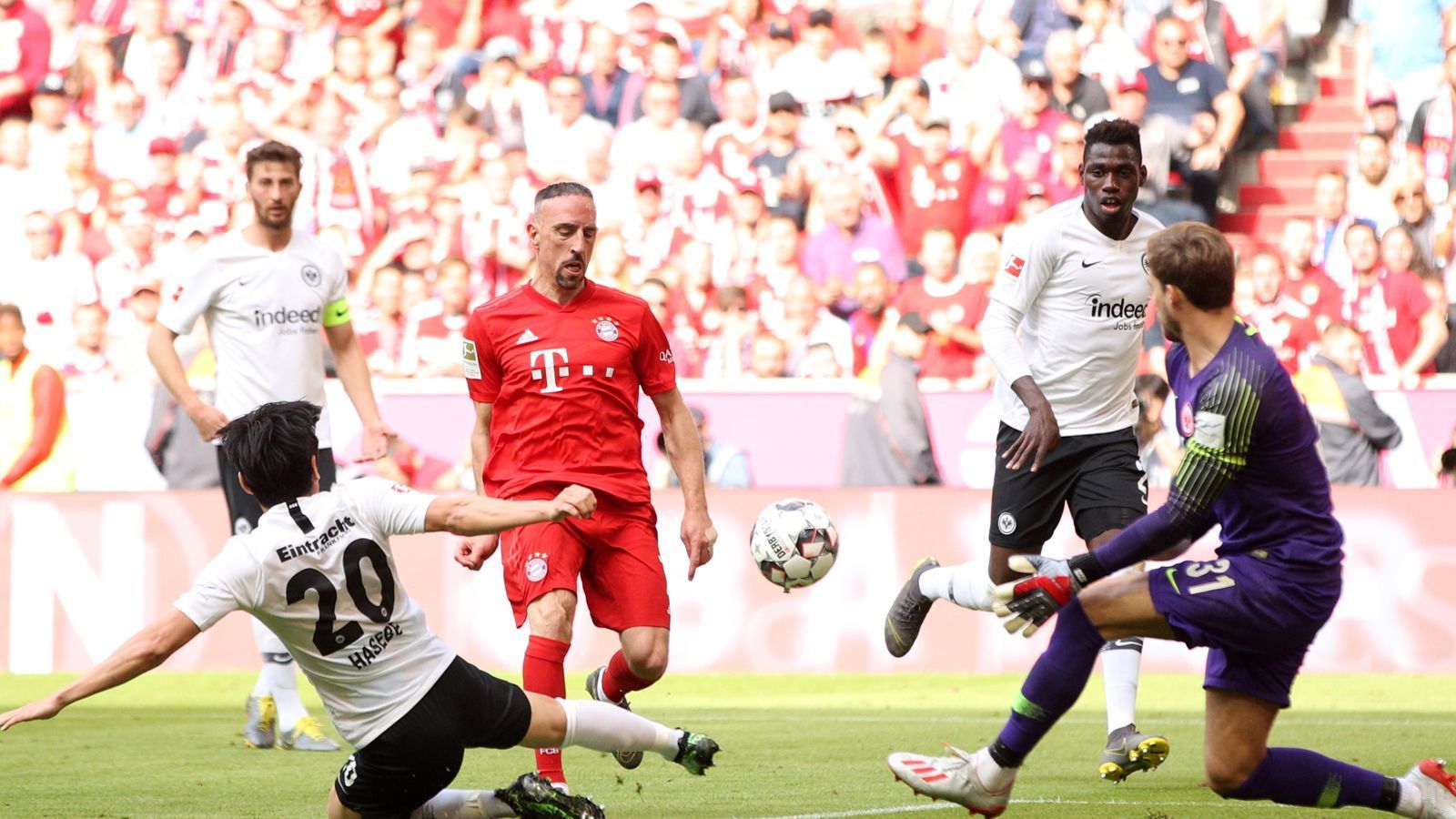
                <strong>Ribery trifft!</strong><br>
                Erst trifft Franck Ribery nach schönem Dribbling. Der Franzose hebt den Ball über Trapp hinweg zum 4:1 ins Netz.
              