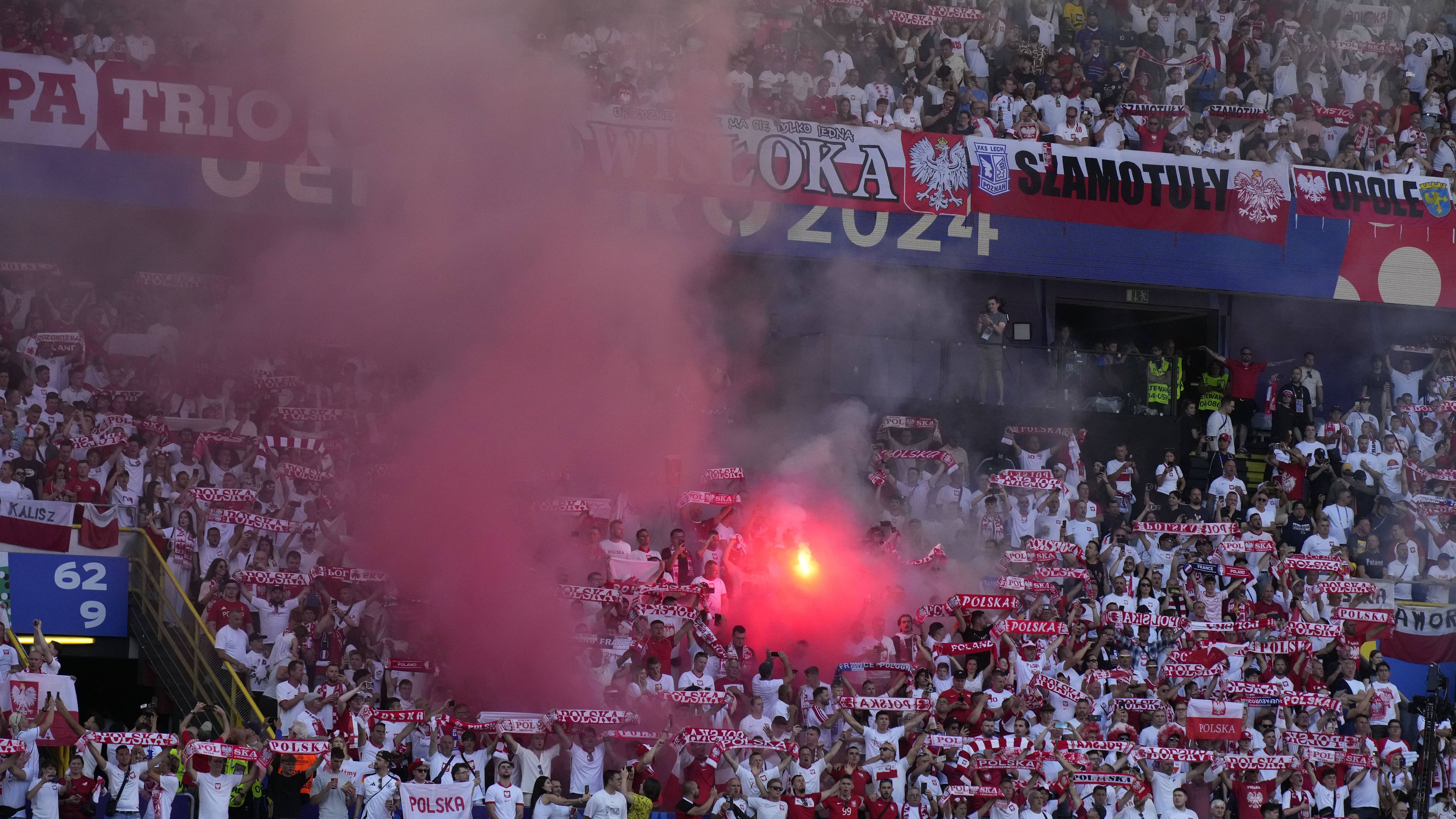 <strong>Polen-Payro</strong><br>Die Fans von Polen zeigten vollen Einsatz im Stadion - inklusive Pyrotechnik.