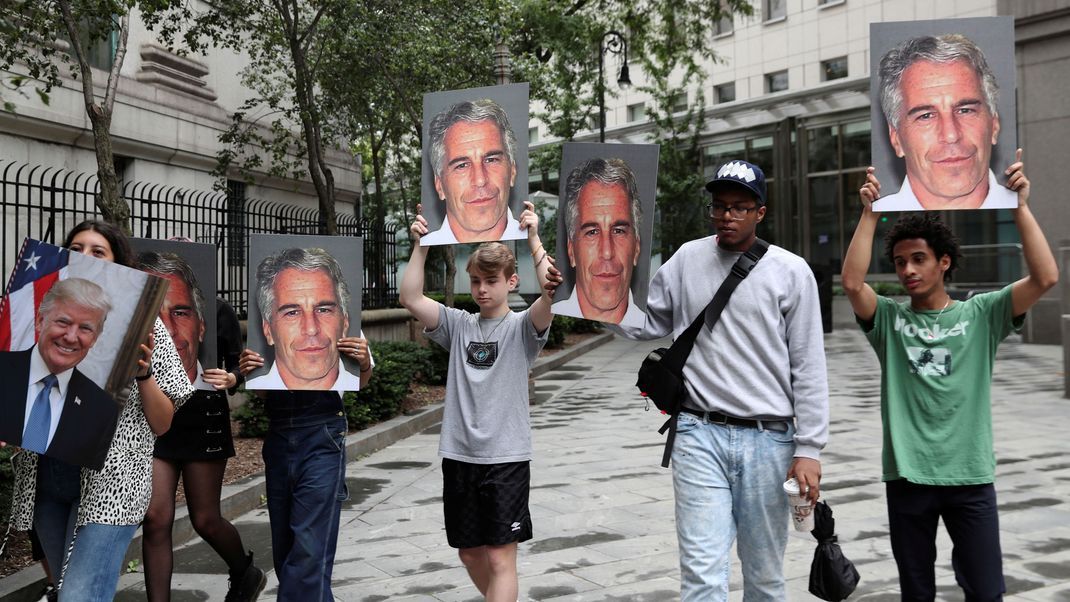Juli 2019: Demonstrant:innen halten in New York Bilder des verhafteten Jeffrey Epstein hoch. (Archivbild)