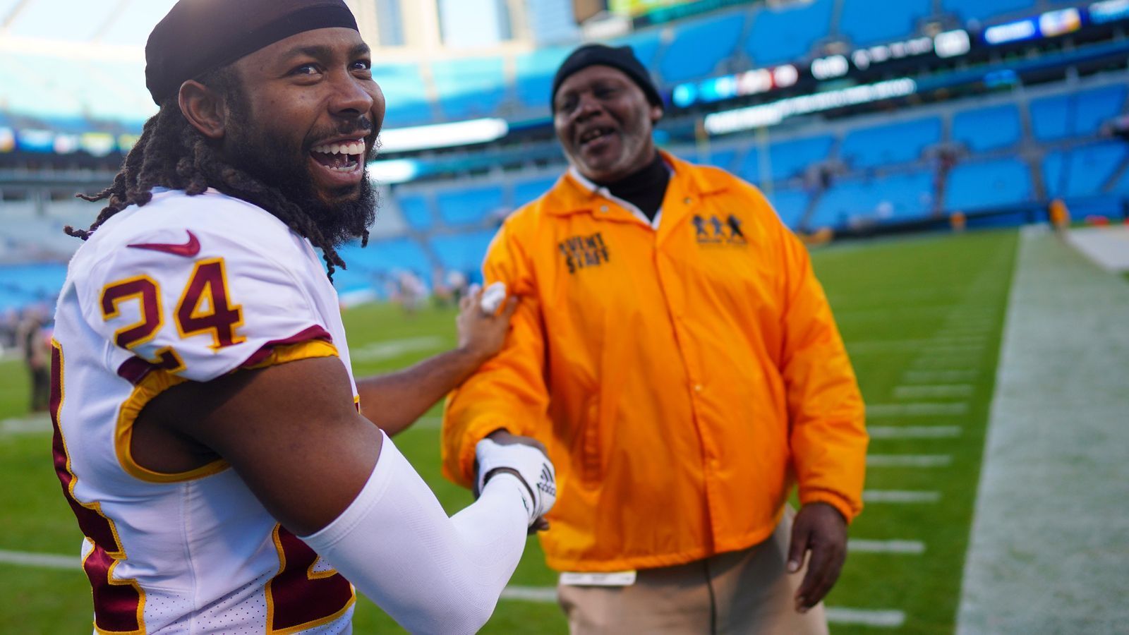 
                <strong>Buffalo Bills: Josh Norman (Defense)</strong><br>
                Der Cornerback hofft in Buffalo auf einen Neuanfang, nachdem seine Zeit in Washington äußerst unglücklich ablief. Norman verlor im Laufe der vergangenen Saison sogar seinen Job als Starter. Wenn man in der Bills-Defense eine Schwäche ausmachen möchte, dann ist es die Tiefe auf der Cornerback-Position hinter Tre'Davious White. So nimmt Norman gleich eine wichtige Rolle ein und wird häufig auf dem Platz stehen.
              