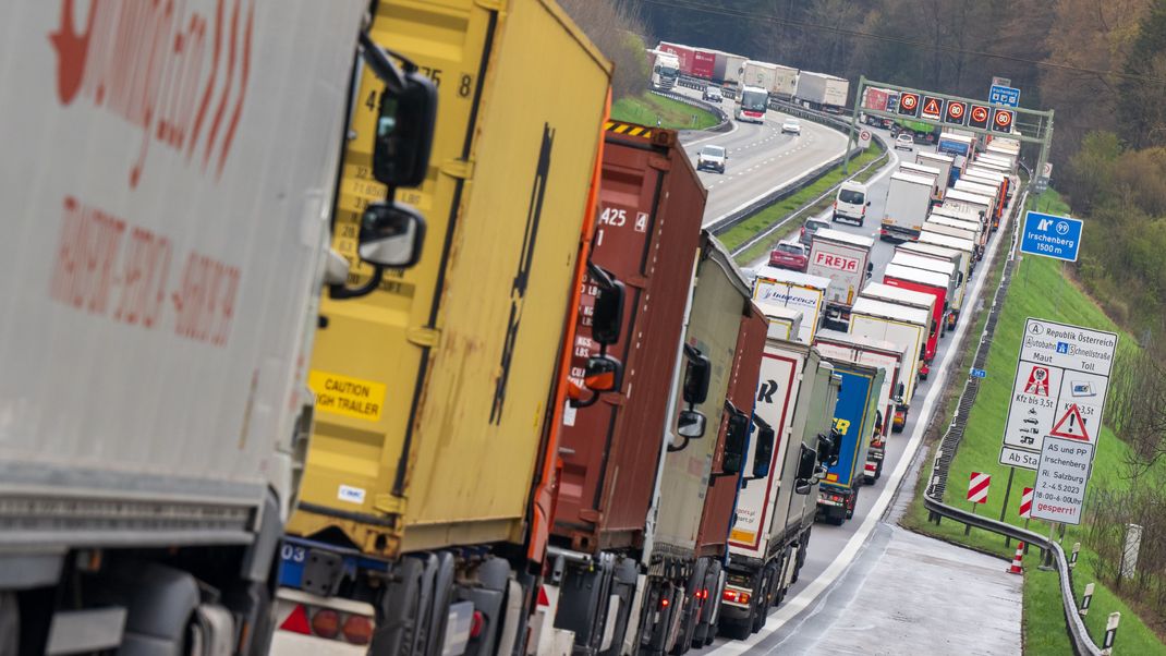 Hunderte LKW stehen auf der Autobahn wegen der Blockabfertigung im Stau. 