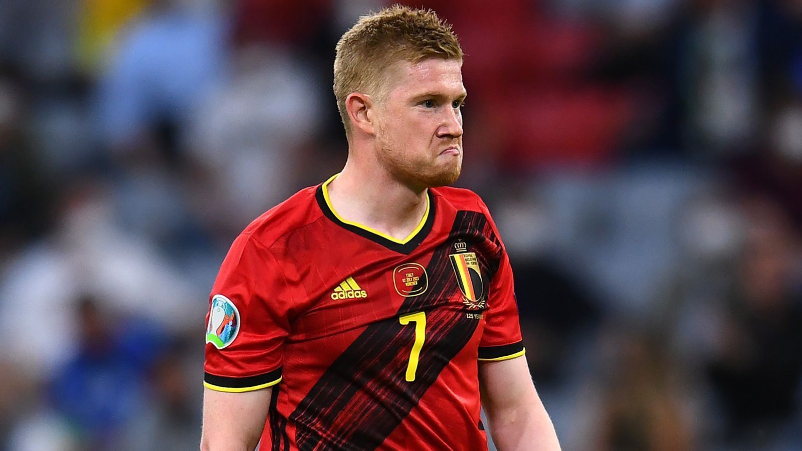 
                <strong>Kevin De Bruyne</strong><br>
                Zeigt immer wieder seine außerordentliche Klasse. Er verteilt die Bälle gut, schießt aus der Distanz und scheitert mehr als nur einmal am starken italienischen Keeper Donnarumma. Marschiert mit der Kugel bei Kontern über das ganze Feld, um dann mustergültig Lukaku zu bedienen und ist auch im Duell gegen zwei Gegenspieler stark. Mitte der zweiten Halbzeit legt er die wohl größte Chance seines Teams auf - ohne Erfolg. ran-Note: 2
              