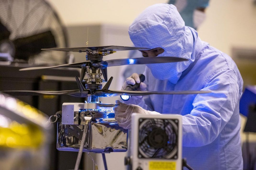 Ingenuity beim Test auf der Erde: Die 2 Rotoren des Mars-Hubschraubers wiegen zusammen nur 70 Gramm.  
