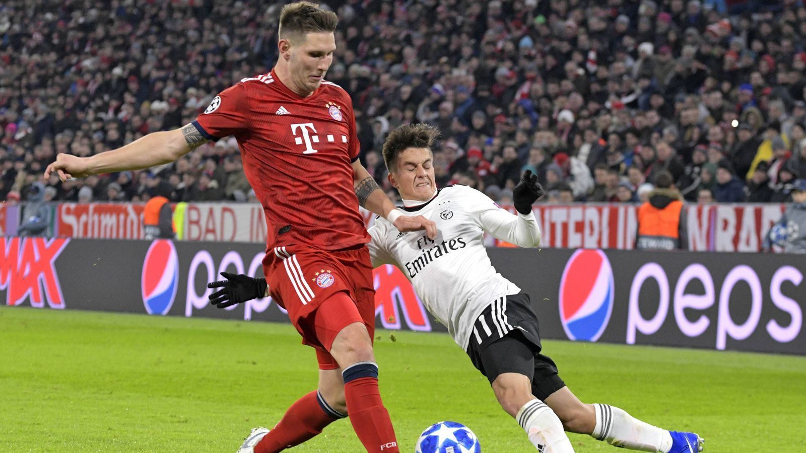 
                <strong>Niklas Süle</strong><br>
                Ist wie sein Nebenmann Boateng kaum gefordert. Wenn etwas kommt, räumt er es souverän ab. Hat beim Gegentreffer aber auch kein Gegenmittel. ran-Note: 3
              