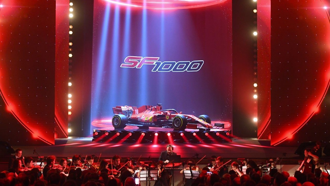
                <strong>Ferrari SF1000</strong><br>
                Für alle Formel-1-Fans ist dieser Tag wie Weihnachten und Geburtstag zusammen. Ferrari hat sein neues Auto enthüllt. Die Präsentation fand bei einer spektakulären Feier am 11. Februar im Teatro Romolo Valli in Italien statt. Getauft wurde die neue "Rote Göttin" von Vettel und Leclerc auf den Namen SF1000. Der Grund: Ferrari wird in der kommenden Saison das 1000. Formel-1-Rennen seiner Geschichte bestreiten.
              