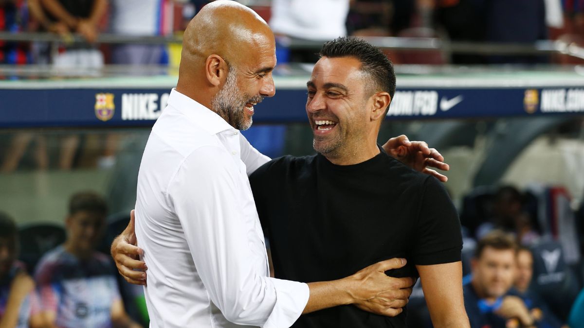 
                <strong>Xavi beim FC Barcelona auf Guardiolas Spuren</strong><br>
                Im November 2021 ersetzte Xavi in Barcelona Ronald Koeman auf der Trainerbank. An den Holländer erinnert sich im Camp Nou heute kaum noch jemand. Denn unter Publikumsliebling Xavi wurde Barcelona endlich wieder Barcelona, um es mal ganz kitschig zu formulieren. "Der Ball ist keine Bombe - er ist ein Schatz" ist einer dieser Xavi-Sätze aus seiner Anfangszeit als Barca-Trainer. Santi Cazorla, der zuvor beim katarischen Klub Al-Sadd von Xavi trainiert wurde, erzählte dem spanischen Radiosender Cadena Ser, Xavi habe der Mannschaft jeden Tag deren Ballbesitzstatistiken gezeigt: "Er will, dass wir den Ball haben und die Gegner ihn nicht berühren", so Cazorla: "Er war besessen vom Ballbesitz."
              