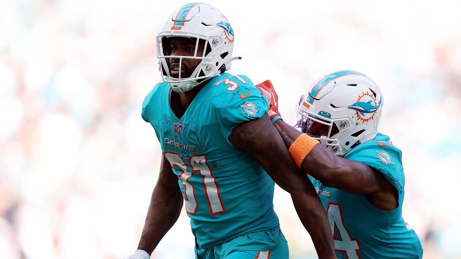 
                <strong>9. Miami Dolphins</strong><br>
                Also, wenn Salvon Ahmed und Myles Gaskin es nicht mal schaffen, in die Top 3 eines RB-Rooms zu kommen, dann zeigt das, wie stark Miami aufgestellt ist. De'Von Achane ist ein hochinteressanter Rookie mit einer Menge Überraschungspotenzial. Jeff Wilson ist als RB2 gesetzt und Raheem Mostert gehört zu den schnellsten Spielern dieser Position. Der RB-Room der Dolphins wirkt wie eine mehrköpfige Hydra und wir haben etwas Angst, sie mit Platz neun abgespeist zu haben.RB1: Mostert, Raheem - RB2: Wilson Jr., Jeff - RB3: Achane, De'VonWeitere RBs: Ahmed, Salvon - Gaskin, Myles - Brooks, Chris
              