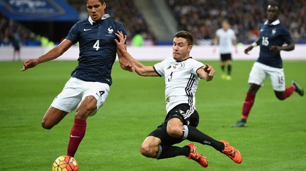 
                <strong>Jonas Hector</strong><br>
                Jonas Hector: Zu Beginn noch etwas unsicher, gegen Mitte der ersten Halbzeit mit mehr Vorstößen nach vorne. Musste in der 34. Minute verletzungsbedingt ausgewechselt werden. ran-Note: 3.
              