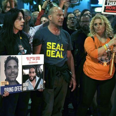 7. Dezember 2024, Israel, Tel Aviv: Einav Zangauker (Mitte), Mutter der israelischen Geisel Matan Zangauker, nimmt an einem Protest teil, nachdem die Hamas ein Video von Matan veröffentlicht hat.
