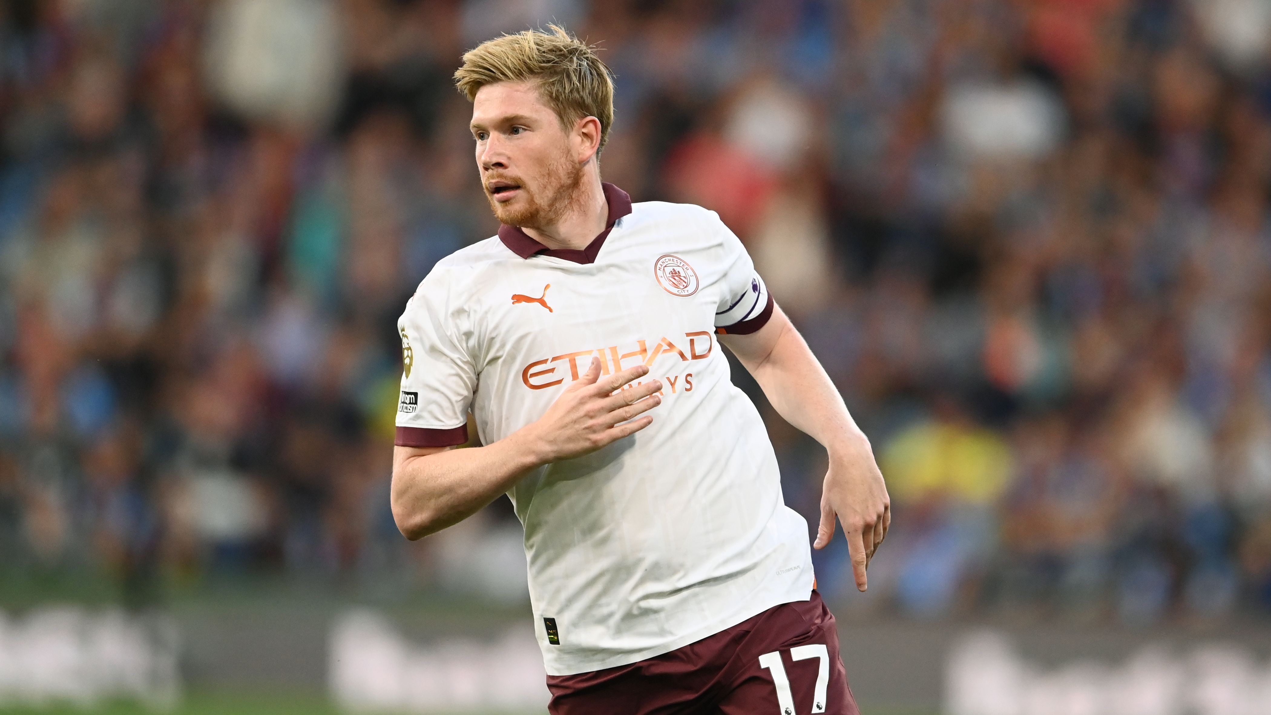 <strong>Gerücht: Kevin De Bruyne (Manchester City)</strong><br>Manchester City soll bereit sein, Kevin De Bruyne im Sommer gehen zu lassen, berichtet die britische Sport-Website "TEAMtalk". Al-Nassr, der Klub von Cristiano Ronaldo, will offenbar den belgischen Superstar in den Wüstenstaat locken. Das Preisschild für den 32-Jährigen, der noch bis 2025 bei ManCity unter Vertrag&nbsp;steht, liege bei rund 70 Millionen Euro, heißt es.