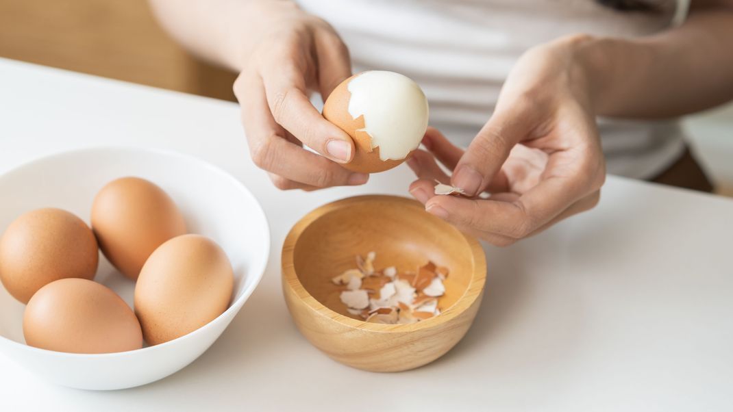 Eier halten dank der enthaltenen Proteine lange satt. Aber macht es Sinn sie gezielt in einen Diätplan zu integrieren? Wir klären es. 
