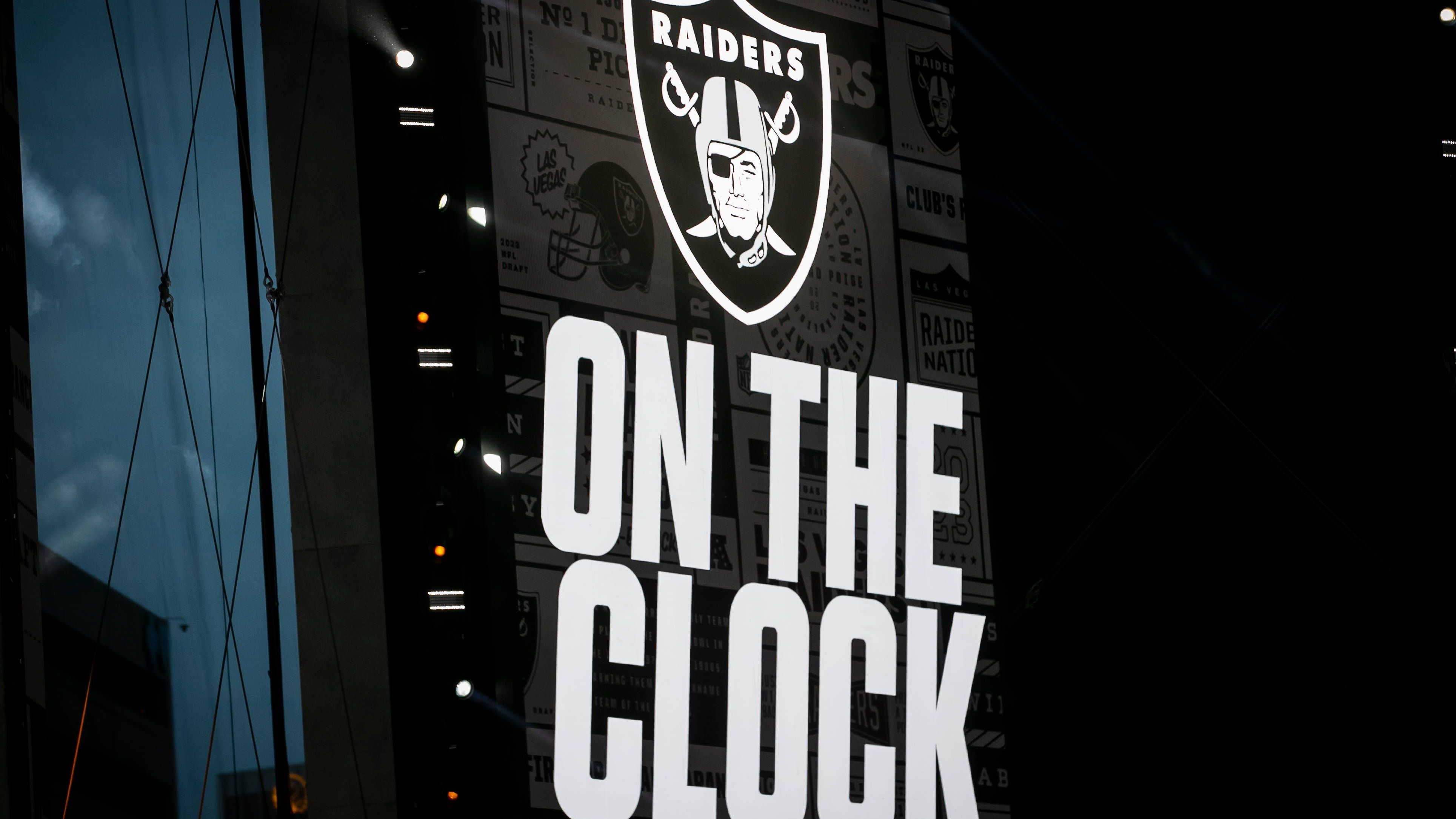 <strong>Platz 14:</strong>&nbsp;<strong>Las Vegas Raiders - 5.716 Punkte<br></strong>1. Runde: 13 -&nbsp;1.700<br>2. Runde: 44 -&nbsp;1.082<br>3. Runde: 77 -&nbsp;799<br>4. Runde: 113 -&nbsp;604<br>5. Runde: 147 -&nbsp;471<br>6. Runde: 210 (via Chiefs) -&nbsp;290<br>7. Runde: 221 (via Patriots) -&nbsp;264<br>7. Runde: 225 (via Titans) -&nbsp;255<br>7. Runde: 227 (via Vikings) - 251<br><br>Draft-Wert insgesamt: 5.716 Punkte