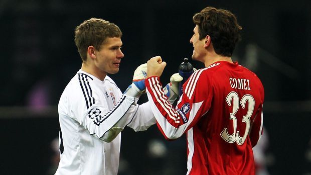 
                <strong>Thomas Kraft und Mario Gomez (FC Bayern München)</strong><br>
                2011: Blutiger Unfall im Bayern-Training. Im lockeren Spielchen kommt es zu einer gefährlichen Torraumszene - Mario Gomez stößt mit Keeper Thomas Kraft zusammen. Der Stürmer verletzt sich am rechten Knie, wird noch auf dem Platz von den Physios behandelt. Kraft kommt mit einer Platzwunde an der Schläfe davon und muss mit sechs Stichen genäht werden. 
              