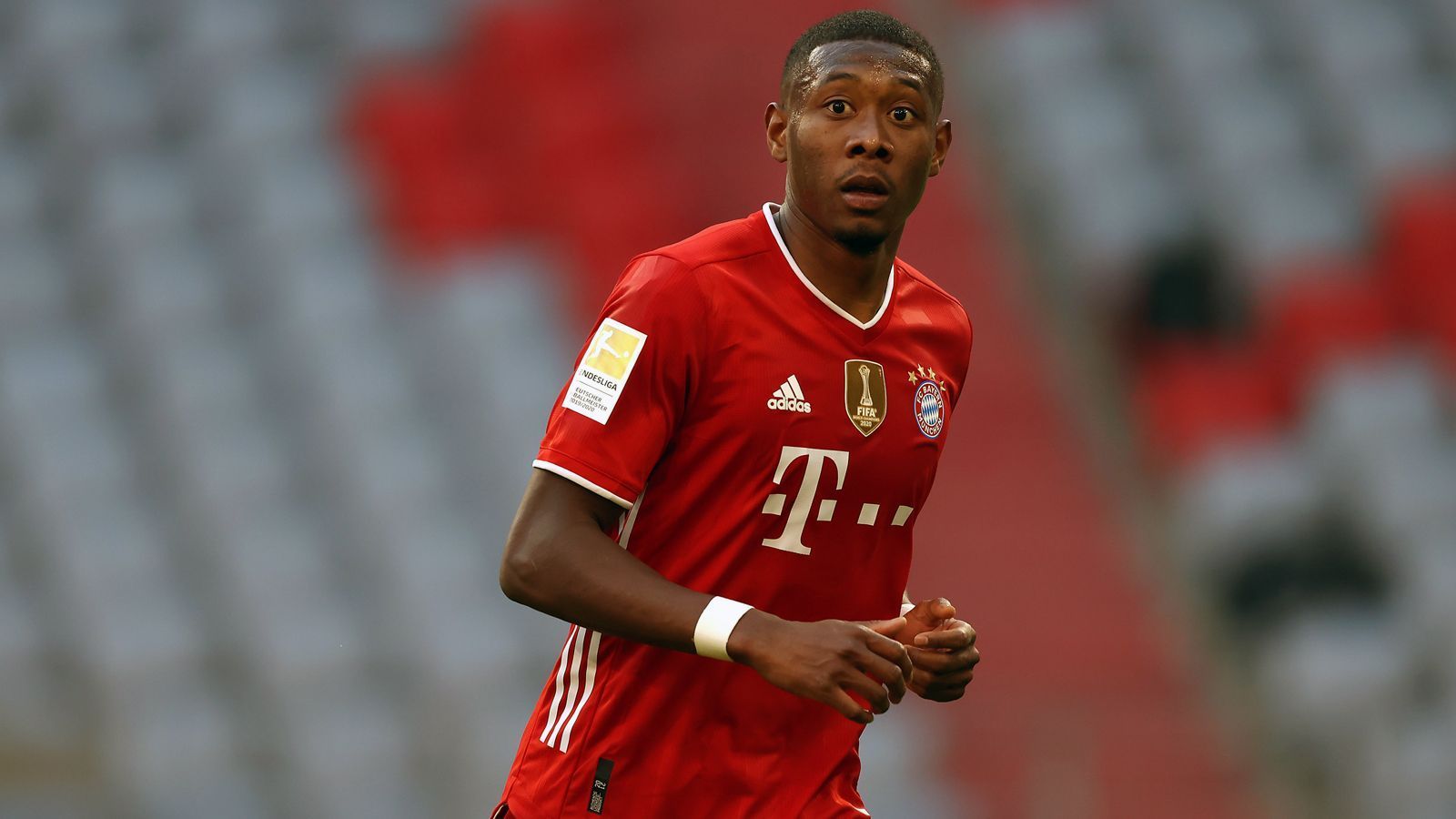 
                <strong>David Alaba (seit 2010 beim FC Bayern München)</strong><br>
                Der über die Jugend zu den Profis gestoßene David Alaba entwickelte sich von 2010 bis heute zum zeitweise besten Linksverteidiger der Welt und sammelte mit den Bayern Titel um Titel. Zum Abschluss holte der 28-jährige Österreicher in der Saison 2020/21 mit den Münchnern seinen zehnten Meistertitel und verabschiedet sich damit mit noch unbekanntem Ziel. Ein Wechsel zu Real Madrid dürfte wohl die wahrscheinlichste Option sein. Für den FCB bestritt der gebürtige Wiener bislang 430 Pflichtspiele, gewann neben den zahlreichen Meisterschaften unter anderem noch zwei Mal die Champions League. 
              