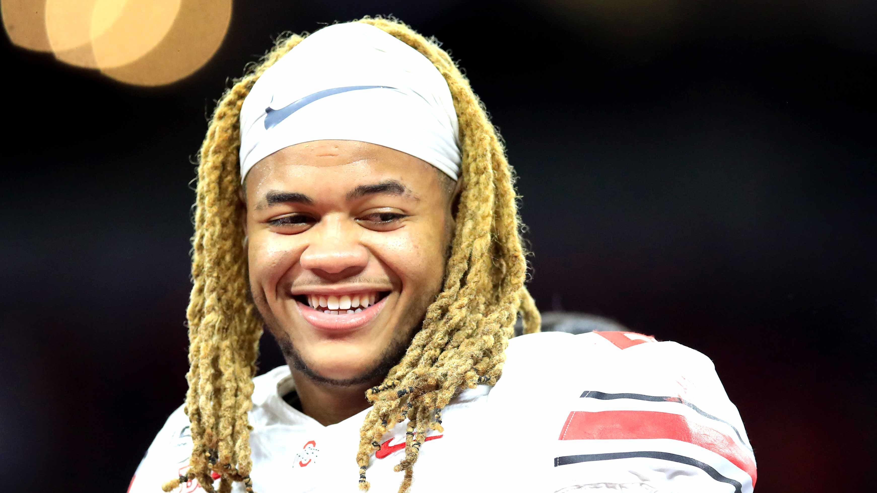 
                <strong>Chase Young (Defensive End, Ohio State) </strong><br>
                Für viele Experten ist Chase Young das größte Talent im Draft. Der 20-Jährige gilt als absolutes Monster. Seine Parade-Disziplin ist der Pass-Rush, So kam er in der vergangenen Saison auf 16.5 Sacks und sechs forcierte Fumbles. Obwohl er knapp 120 Kilogramm wiegt, ist er in seinen Bewegungen sehr schnell und wendig. Auch in der Run-Verteidigung ist Young solide, sodass er auch bei Play-Action-Spielzügen keine Schwachstelle ist. In der aktuellen NFL kann man ihn mit Nick und Joey Bosa vergleichen.
              