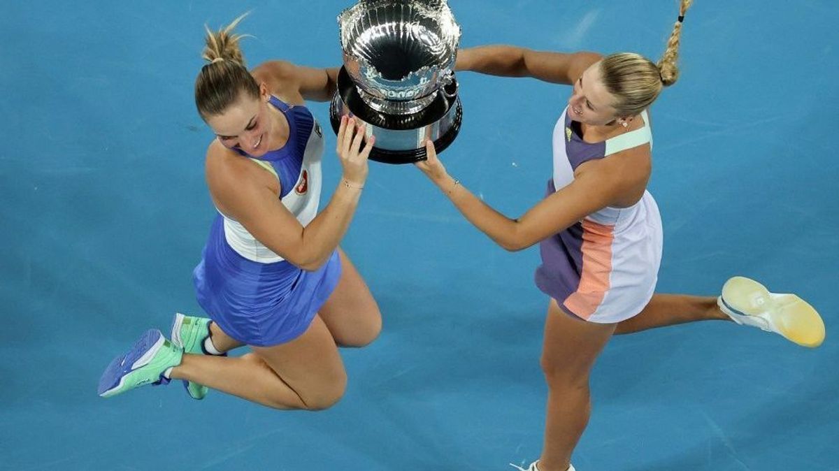 Babos (l.) und Mladenovic gewinnen in Melbourne