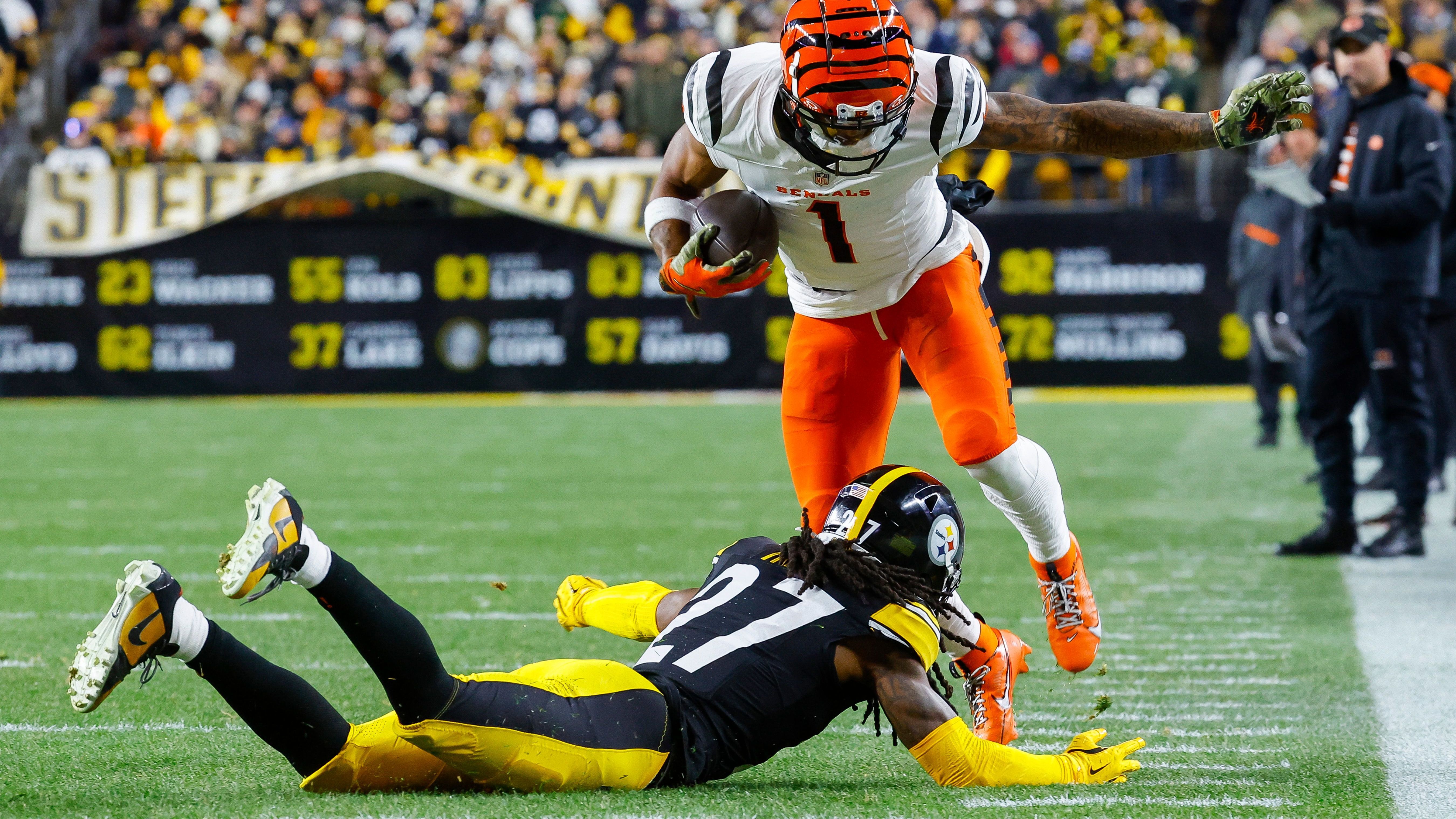 <em><strong>Die bestbezahlten Nicht-Quarterbacks der NFL</strong><br>Star-Receiver Ja'Marr Chase bleibt bei den Cincinnati Bengals und unterschreibt einen Kontrakt für weitere vier Jahre. Der 25-Jährige sahnt dabei mächtig ab. Aber wie viel verdient er im Vergleich? <strong>ran</strong> zeigt, welche Nicht-Quarterbacks in der NFL am meisten bekommen - sortiert nach der Gesamtsumme der jeweiligen Verträge. (Stand: 17. März 2025 - Quelle: Spotrac)</em>