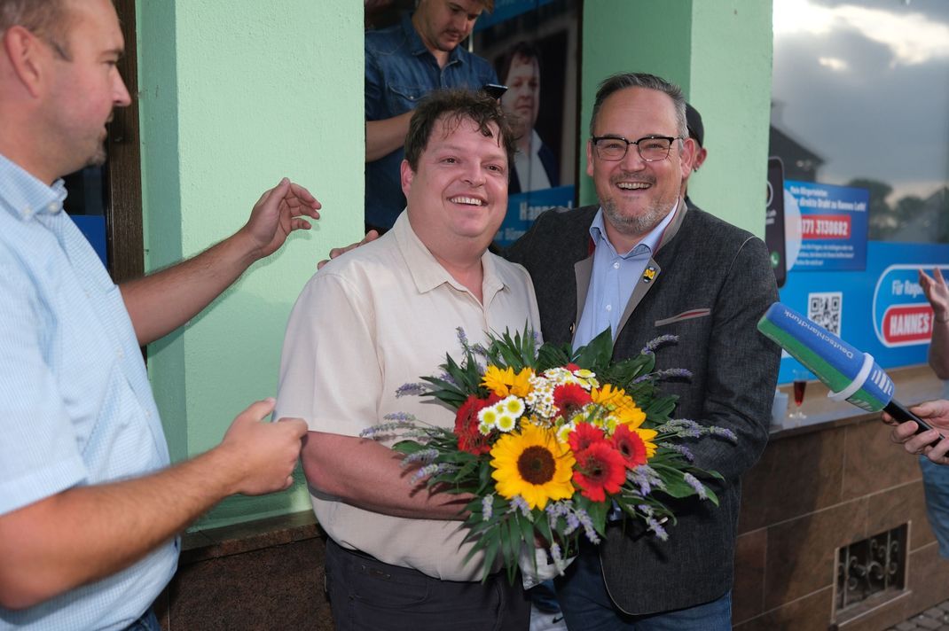 Hannes Loth (M/ AfD) neuer Bürgermeister in Raguhn-Jeßnitz, steht neben Martin Reichardt (r), Landesvorsitzender der AfD Sachsen-Anhalt.